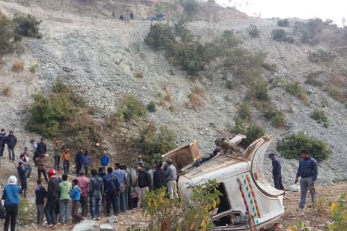 ट्याक्टर दुर्घटनामा तीन घाइते