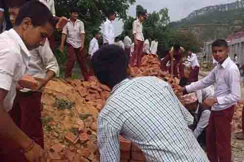 श्रमदानको नाममा निर्माण सामाग्री बोक्न बालबालिका प्रयोग