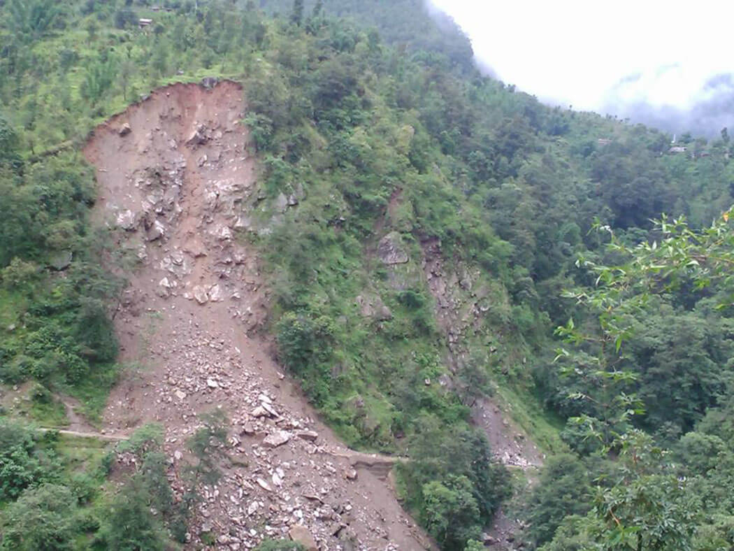 पहिरोले रामेछापको उत्तरी क्षेत्रको सडक अवरुद्ध