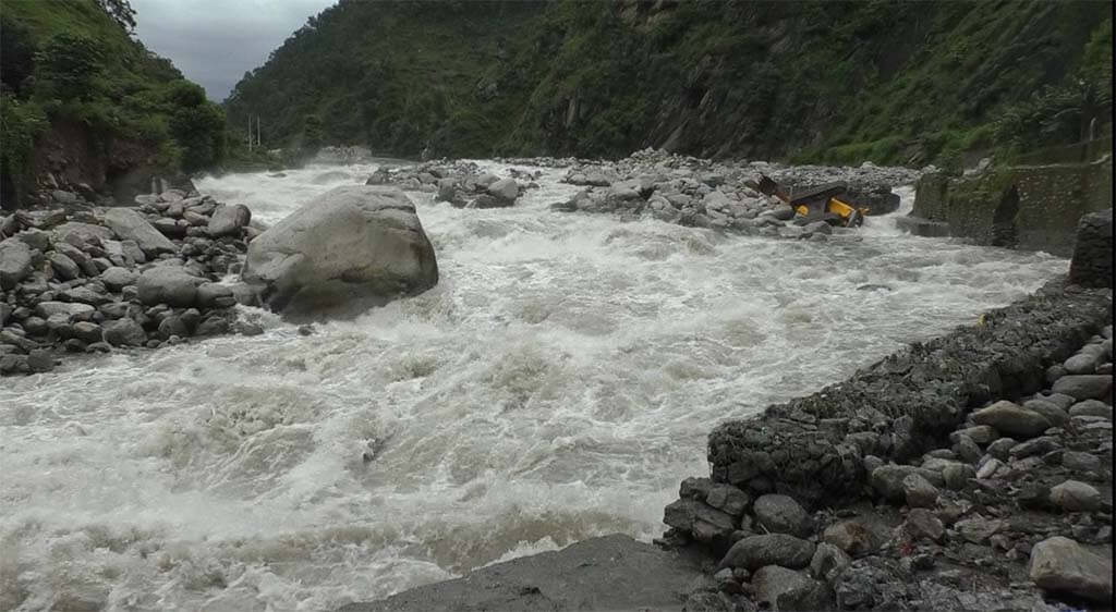 रामेछापको उत्तरी क्षेत्र जाने सडक अवरुद्ध हुँदा यात्रु मारमा