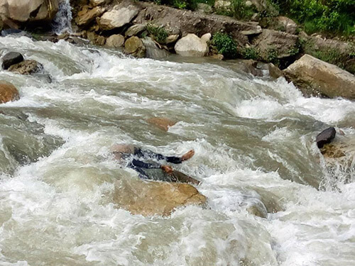 खोलाले बगाउँदा श्रीमानको मृत्यु, श्रीमती वेपत्ता