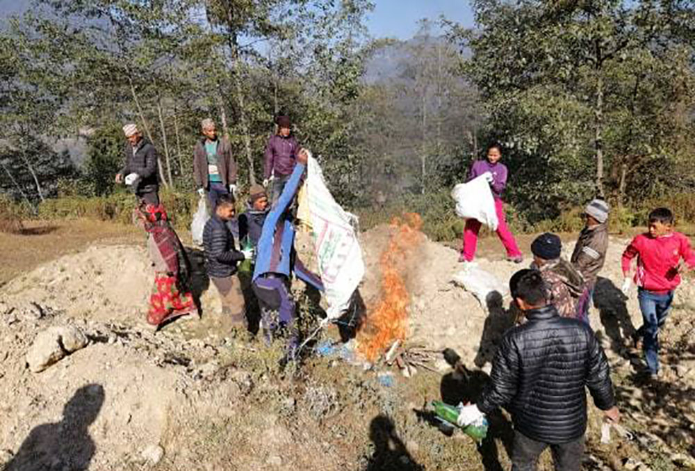 रस्नालुका स्थानीय क्लवद्धारा बजार सरसफाई