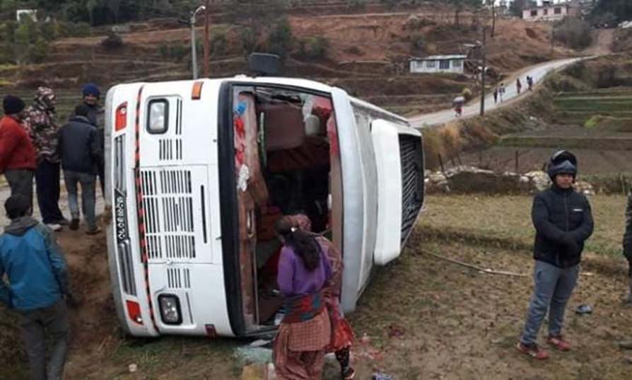 काभ्रेमा बस दुर्घटना २७ जना घाइते, दुईको अवस्था गम्भीर