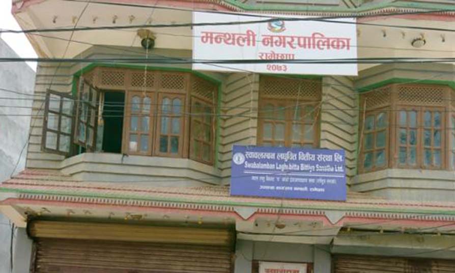 मन्थली नगरपालिकामा कर्मचारीको मनोमानीः आइतबार दिनभर अधिकृतका कुर्सी खाली