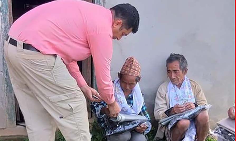 गाउँका असाहय र बृद्धबृद्धाको खुसी बनेर आए परदेशी