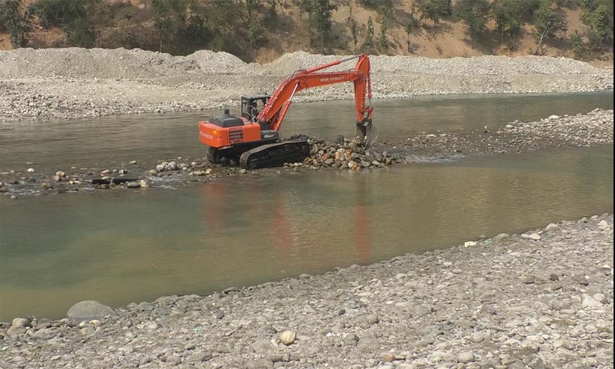 रोकिएन तामाकोसी नदी दोहन, प्रशासन र स्थानीय सरकारले बेवास्ता गरेको स्थानीयको आरोप