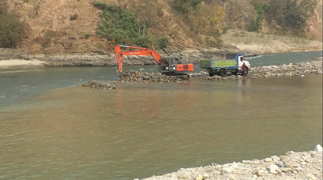 तामाकोसी नदीमा नदीजन्य बस्तुको ब्यापक दोहन, प्रशासन भने मौन