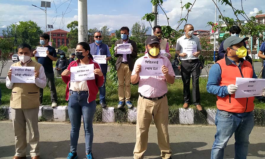 चौरजहारी हत्याकाण्डका दोषीलाई उन्मुक्ति दिन खोजिएको भन्दै माइतीघरमा प्रदर्शन