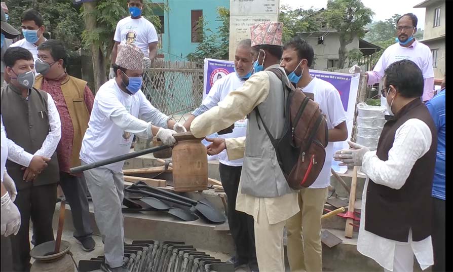 विपी कोइराला प्रतिष्ठानद्धारा कृषकलाई कृषि औजार प्रदान