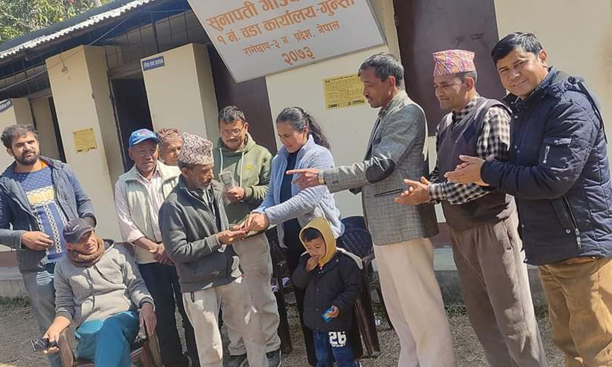 सुनापती गाउँपलिकाद्वारा एकल पुरुष भत्ता वितरण