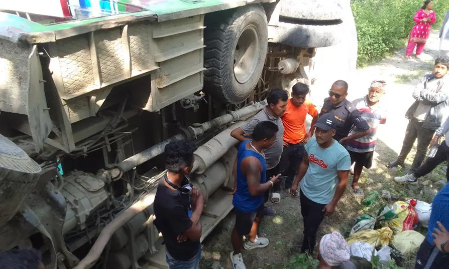 रामेछापको सुनापतीमा बस दुर्घटना ७ घाइते