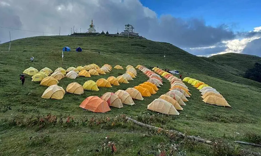 शैलुङमा पुगे कलाकार र विदेशी पर्यटक