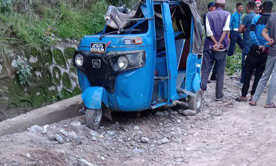 टेम्पु दुर्घटनामा चार जना घाइते