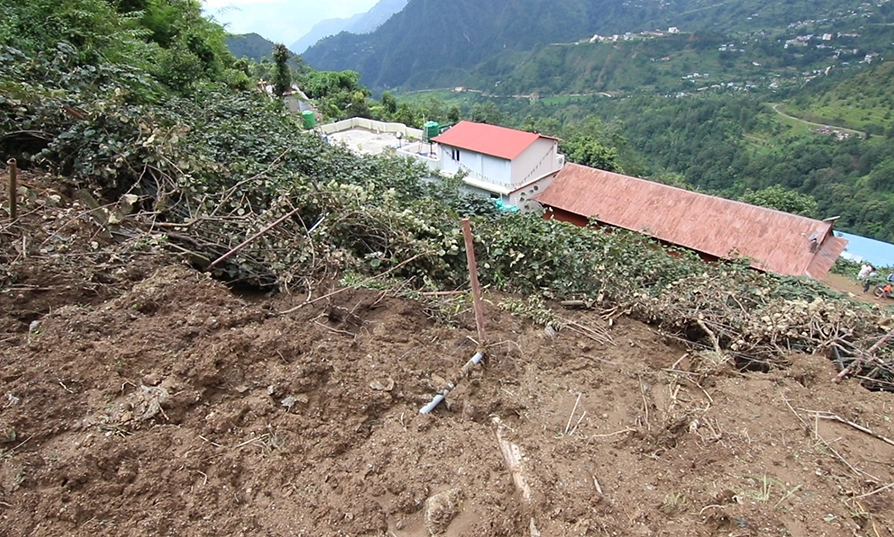 पहिरोले किबी बगैँचा बगाउँदा २५ लाखको क्षति